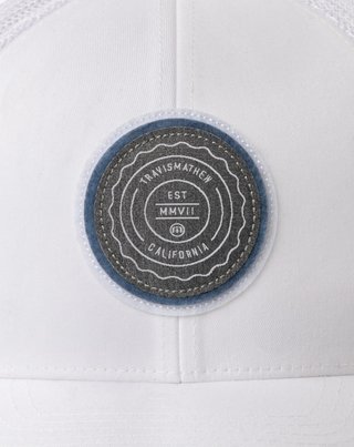 Travis Mathew The Patch heren pet, wit