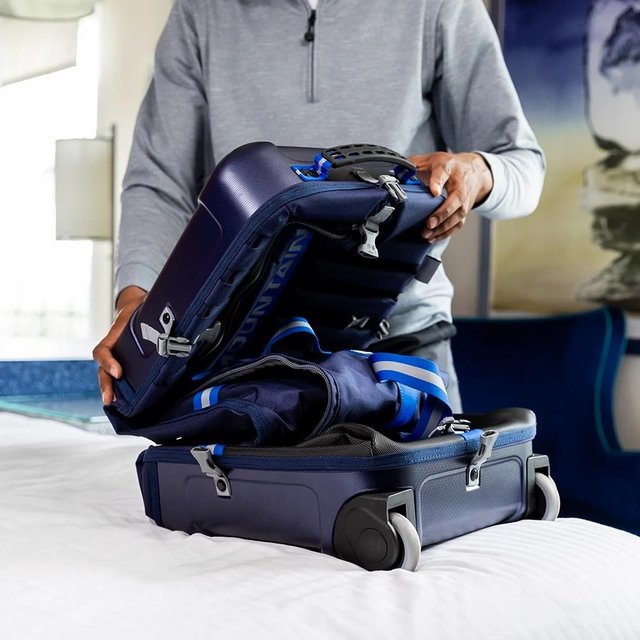 Travelcover van opzij met handvatten en rits over de volle lengte