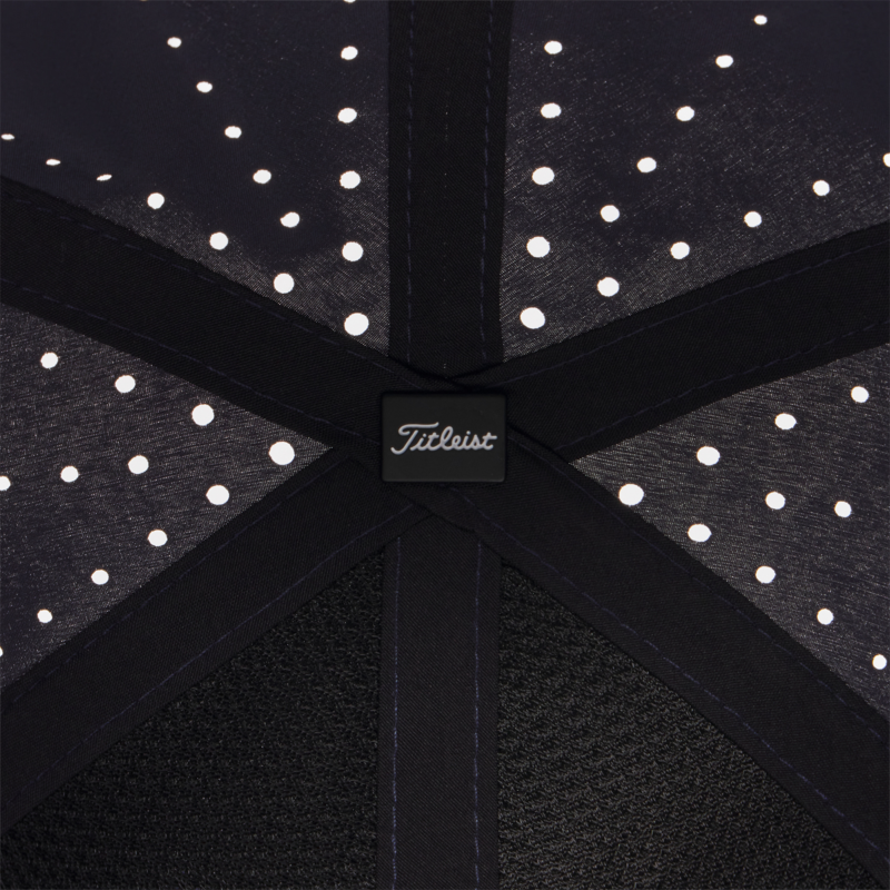 Starburst-perforatie detail op Titleist Tour Breezer