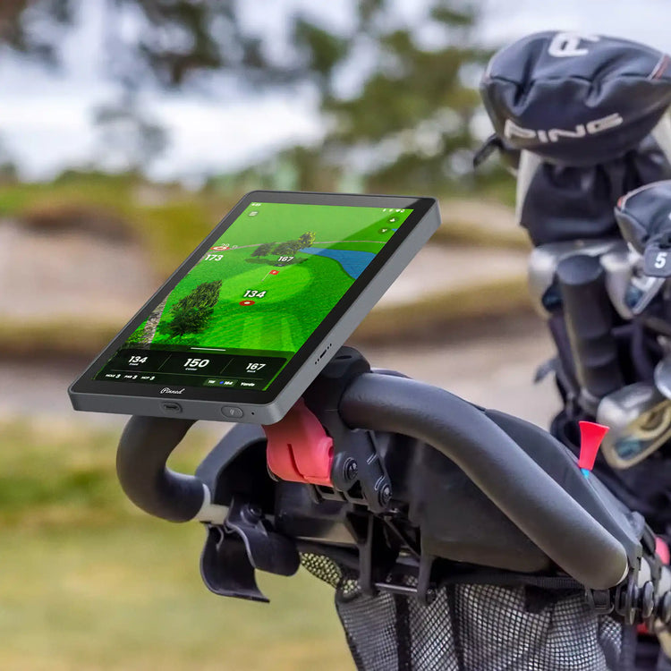 De Caddie GPS gemonteerd op een golftrolley in het zonlicht