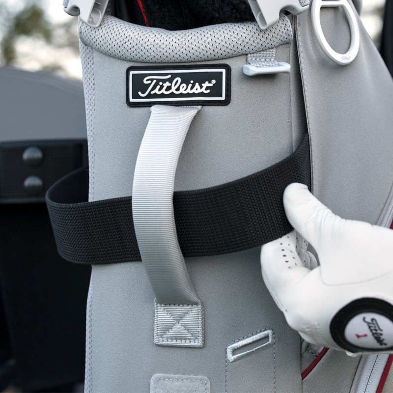 Cart strap tunnel houdt de Titleist Players S4 stevig op een golfkar