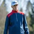 Golfer die de Ping AquaDrive Half-Zip jas in actie draagt