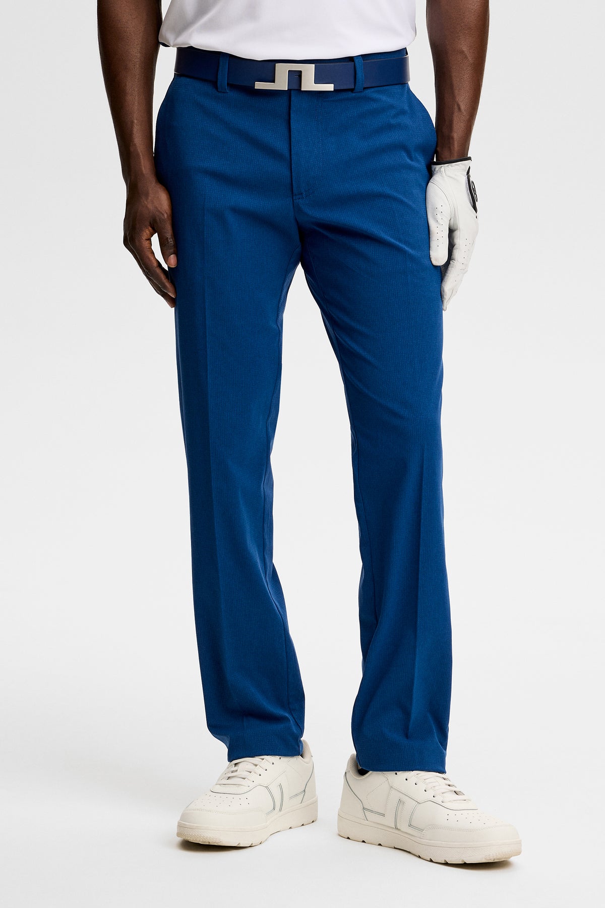 J.Lindeberg Vent Pant Estate Blue – lifestyle op de golfbaan