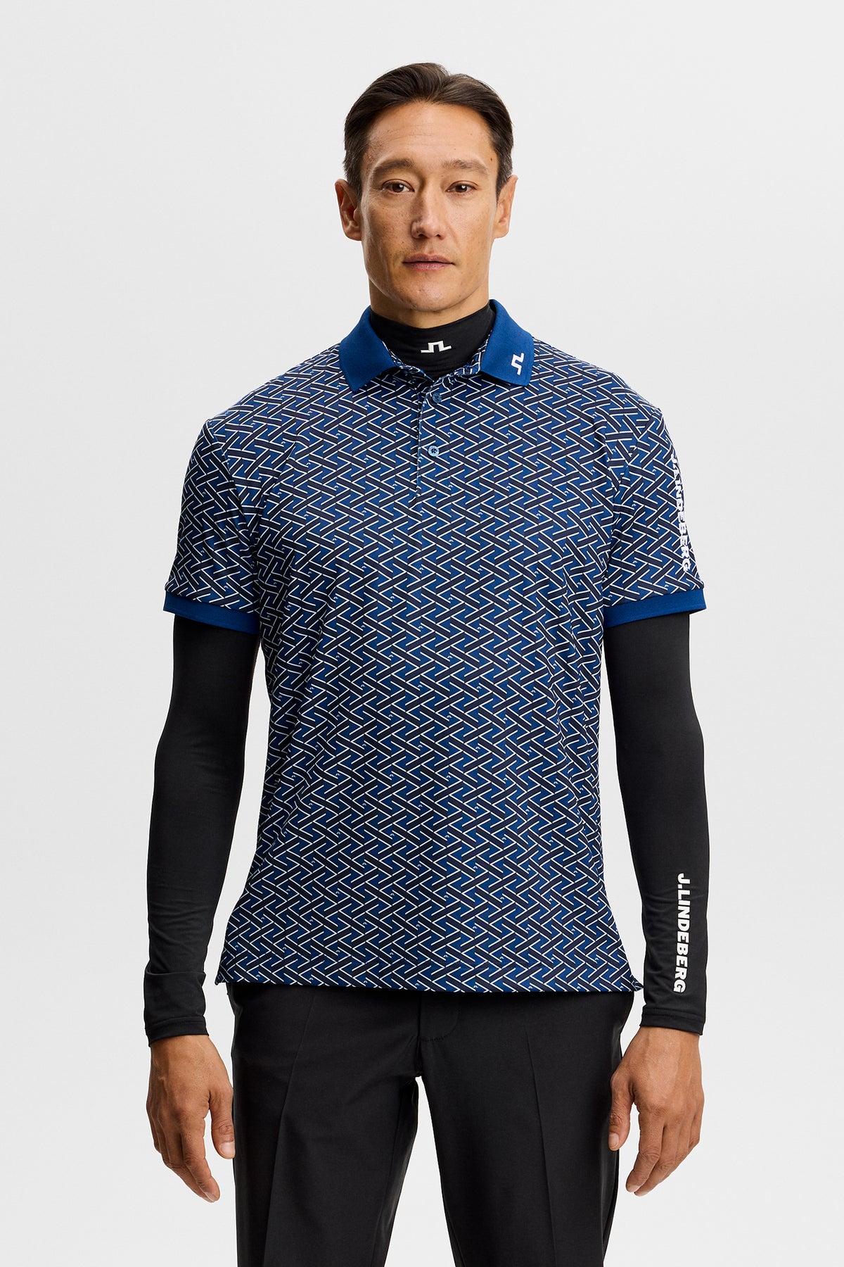 J.Lindeberg Tour Tech Print Polo Ladder Estate Navy - lifestyle op de baan