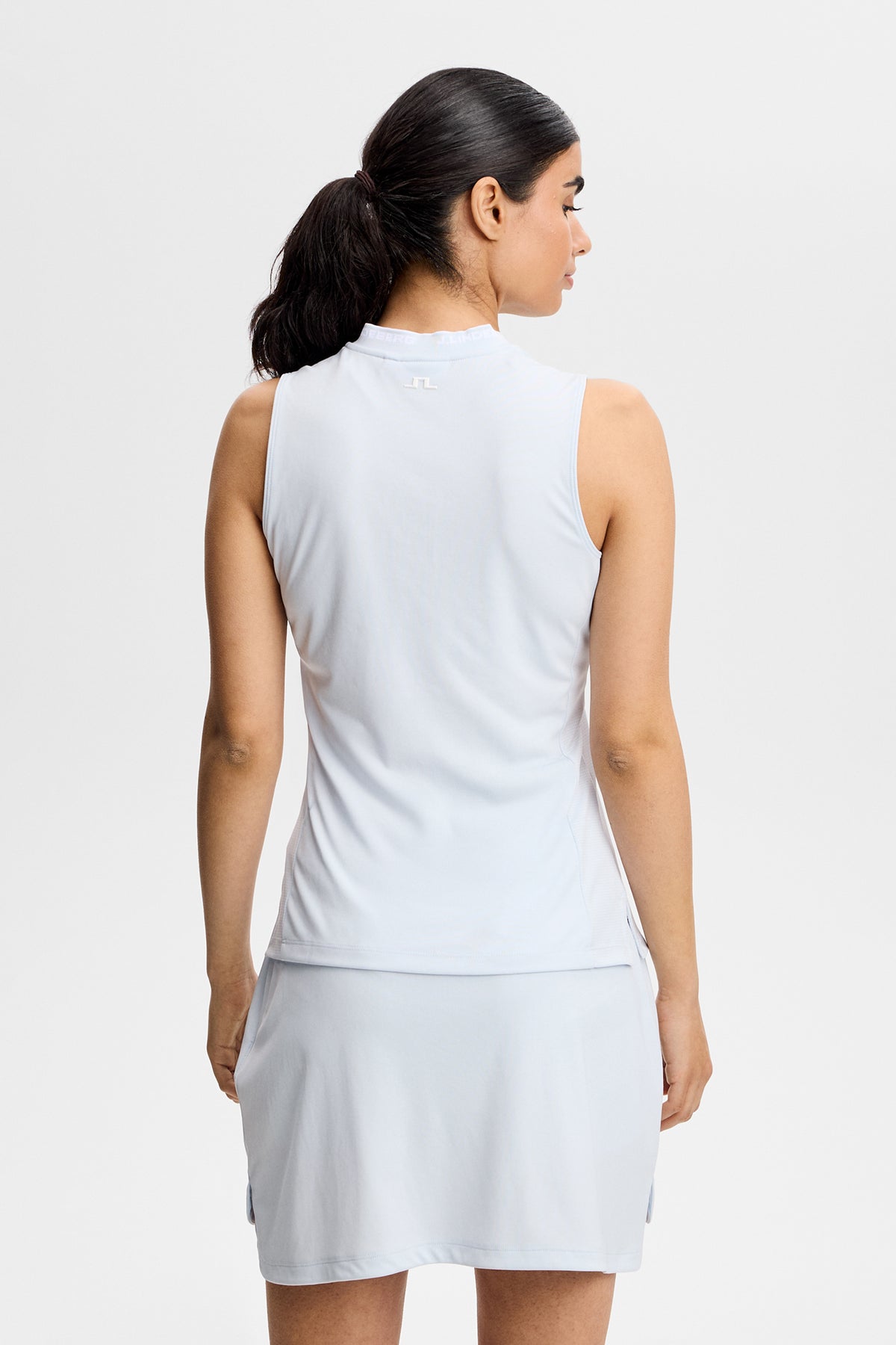 J.Lindeberg Leya Sleeveless Top Skywriting - detail van zijpaneel en pasvorm