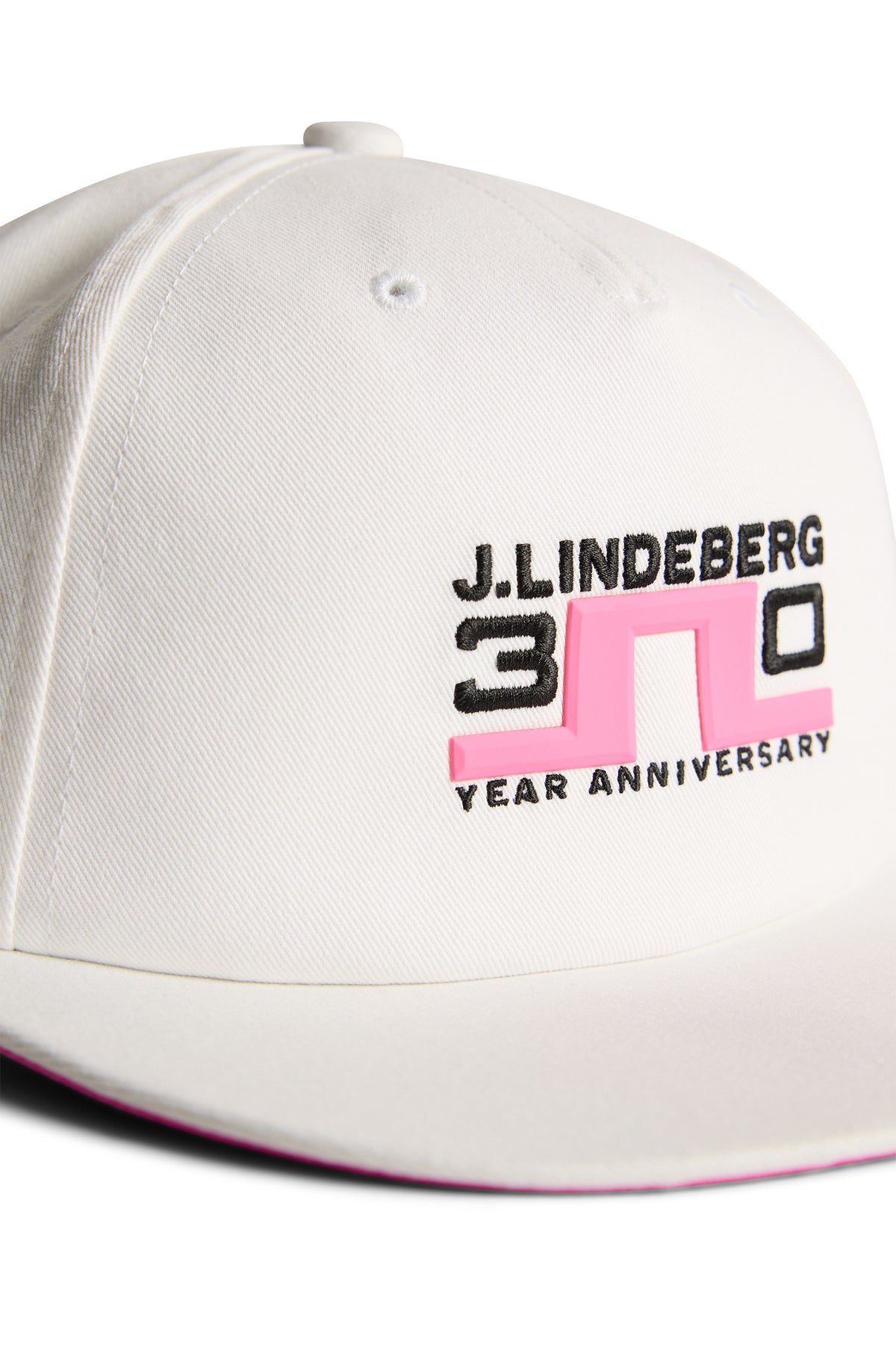 J.Lindeberg 30Y Cap Wit – opvallende branding onder de klep