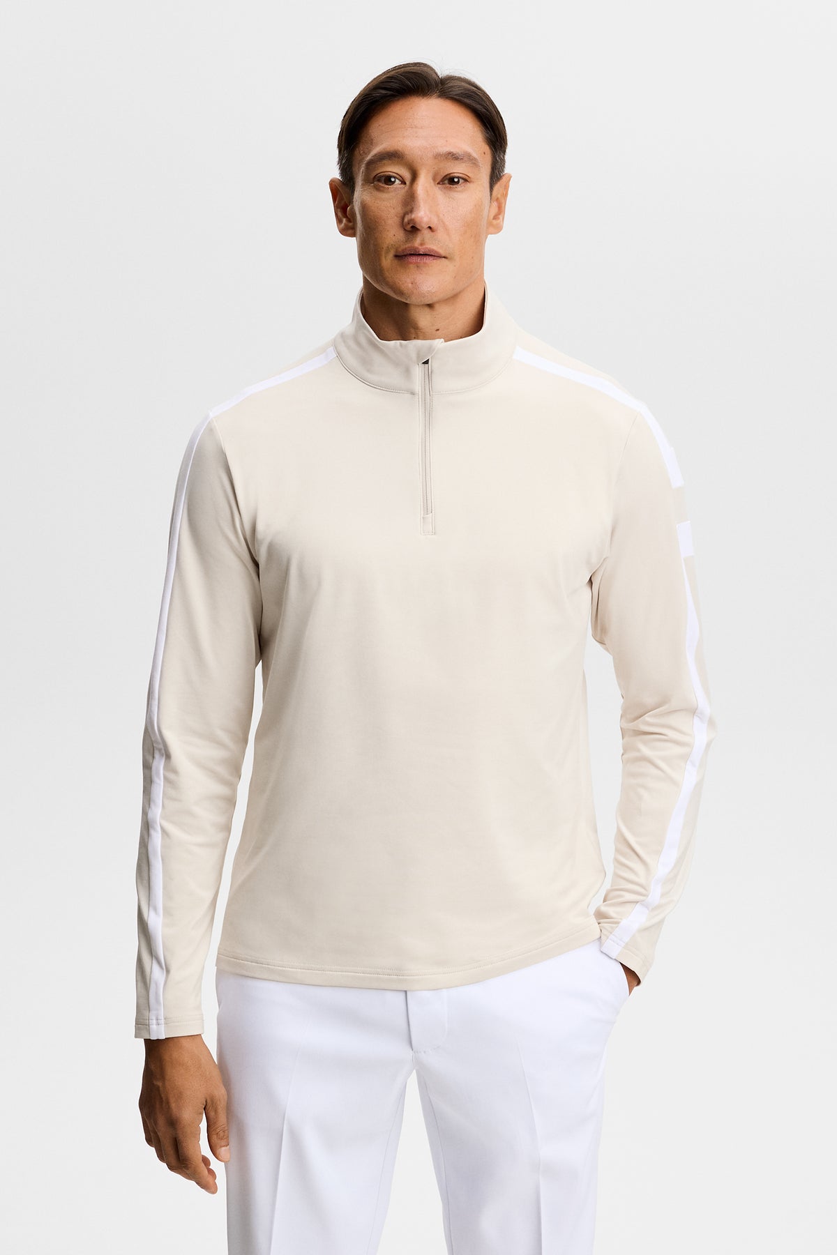 J.Lindeberg Keaton Quarter Zip Mid Layer Moonbeam – lifestyle-aanzicht voorkant