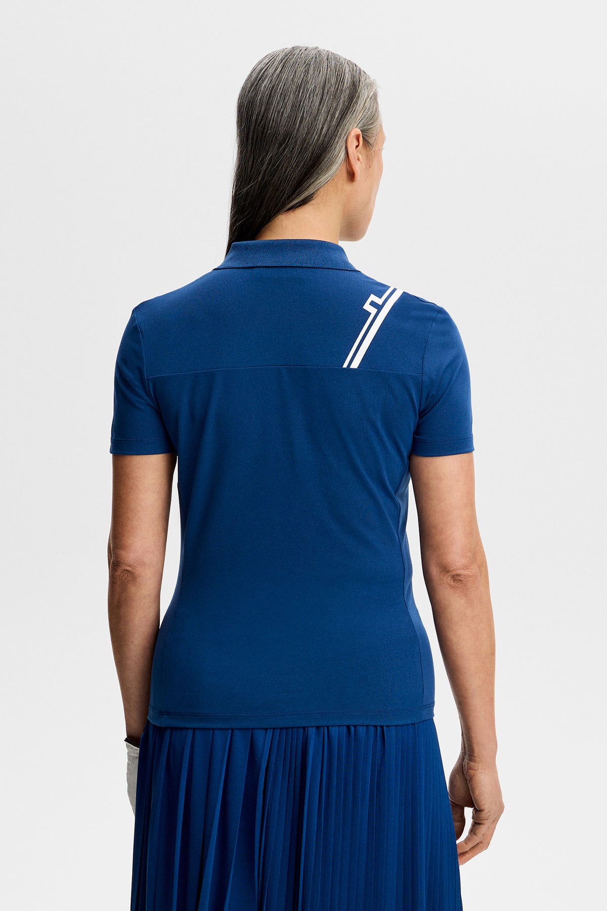 J.Lindeberg Melli Polo Estate Blue - lifestyle op de baan