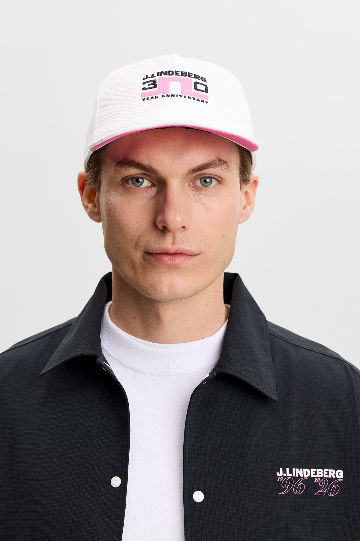 J.Lindeberg 30Y Anniversary Cap Wit – detail branding jubileum voor- en achterkant