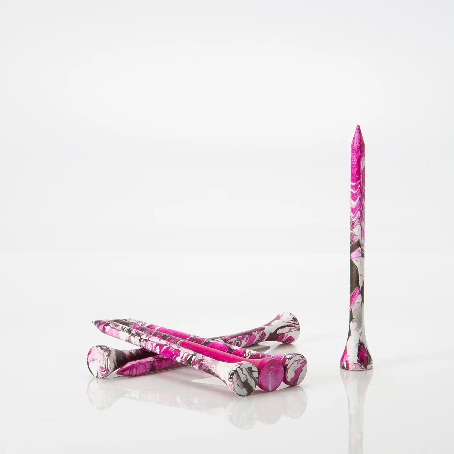 Pride Sports Paint Splatter neonroze en zwarte tees naast elkaar gelegd