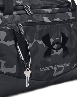 Georganiseerd voorvak met rits en Molle-webbing op de Undeniable 5.0 Small Duffle Bag
