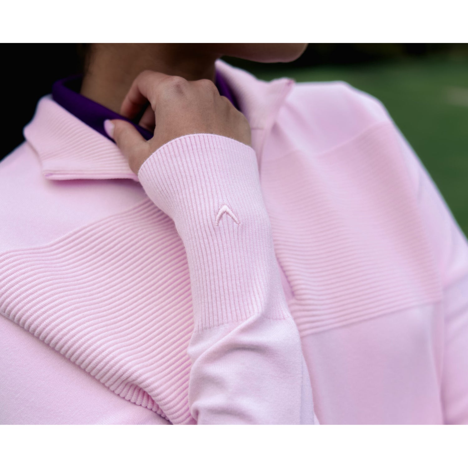 Close-up van de geribbelde breistructuur van de Callaway Soft Stretch Zip-Neck Sweater in Cherry Blossom
