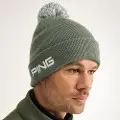 PING Cresting Knit Hat lifestyle – golfer draagt de muts op de baan bij koud weer