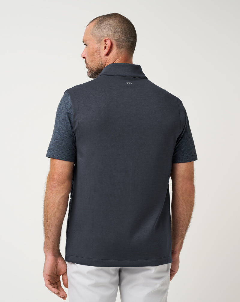 Travis Mathew Point Of Sail Vest – gewatteerd polyfill voorpaneel detail