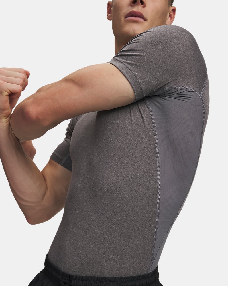 Under Armour HeatGear compressieshirt zijdetail met mesh ventilatiepanelen