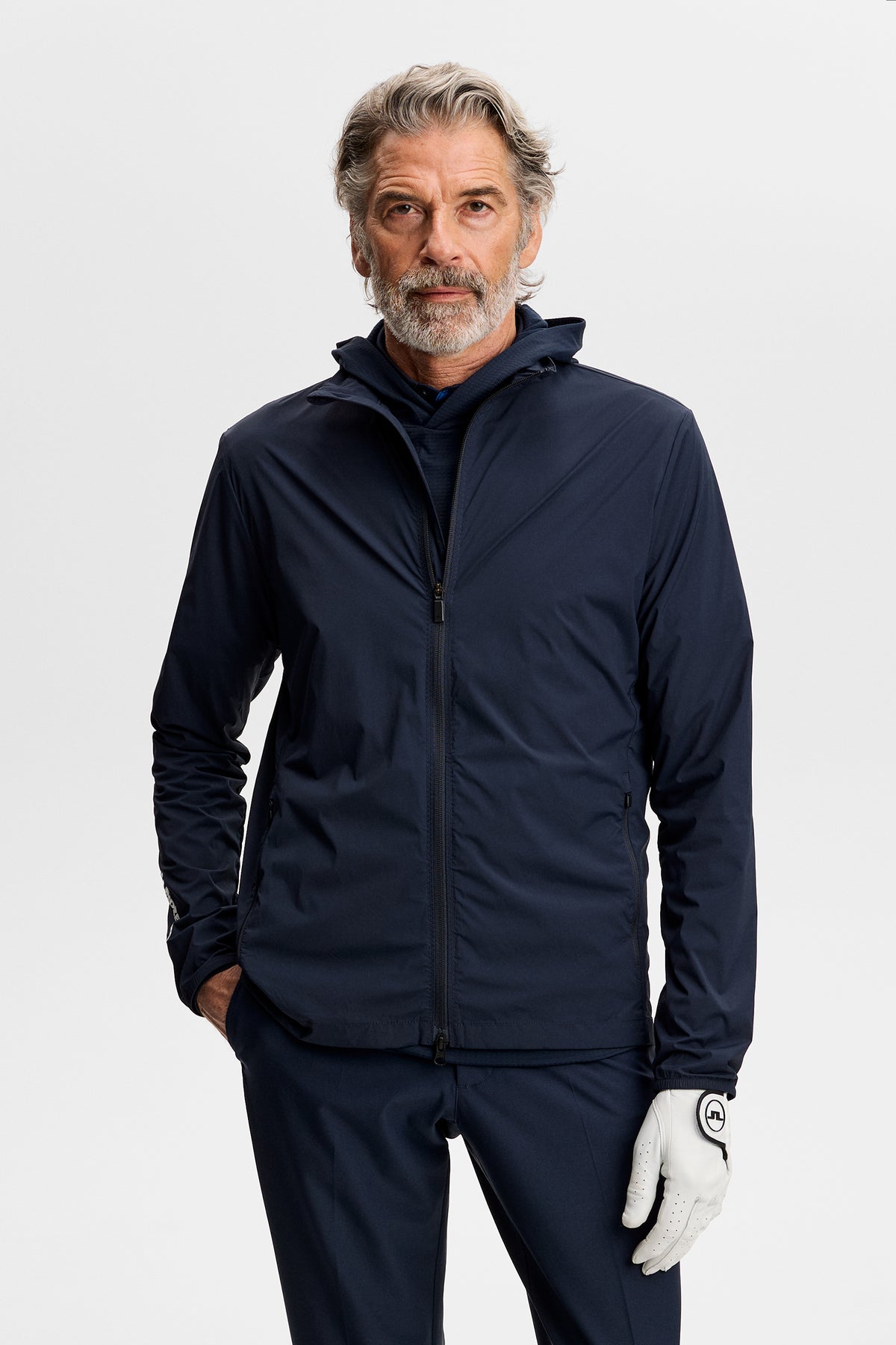 J.Lindeberg Tour Tech Packable Jacket JL Navy – vooraanzicht op de golfbaan