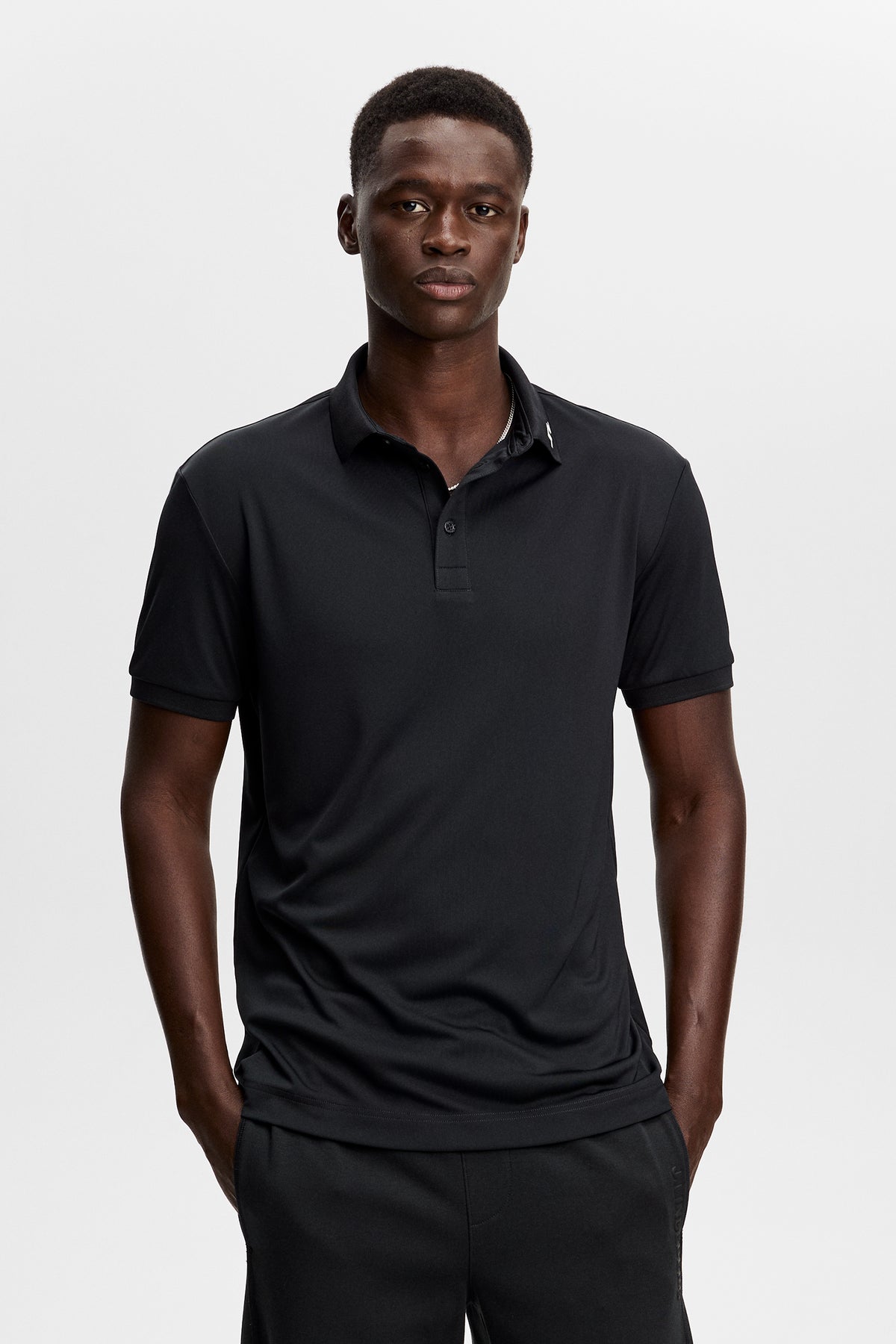 J.Lindeberg KV Print Polo Zwart – vooraanzicht met geribbelde kraag en drie-knoopsluiting