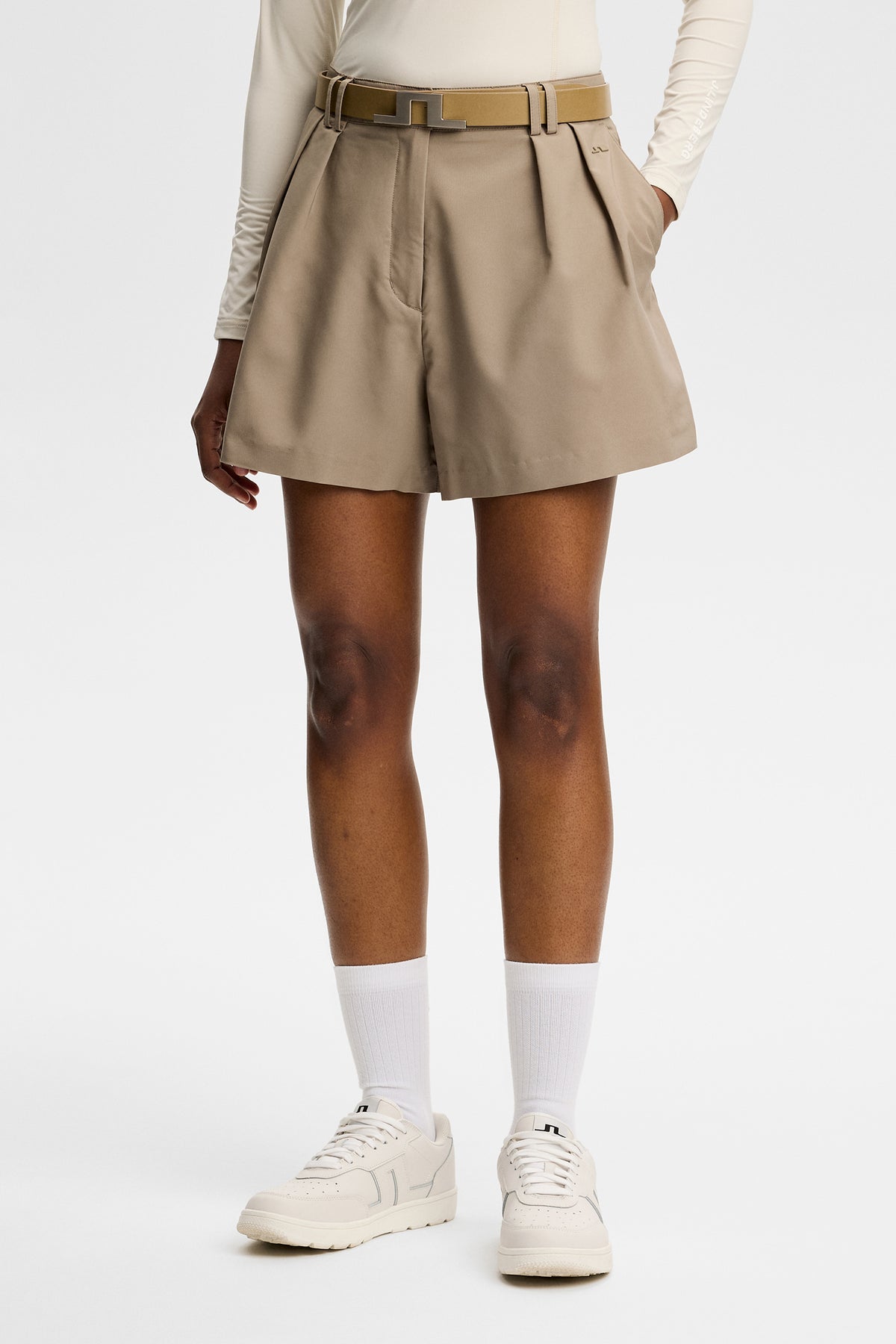 J.Lindeberg Carmen Shorts Brindle – vooraanzicht met stof- en plooien details