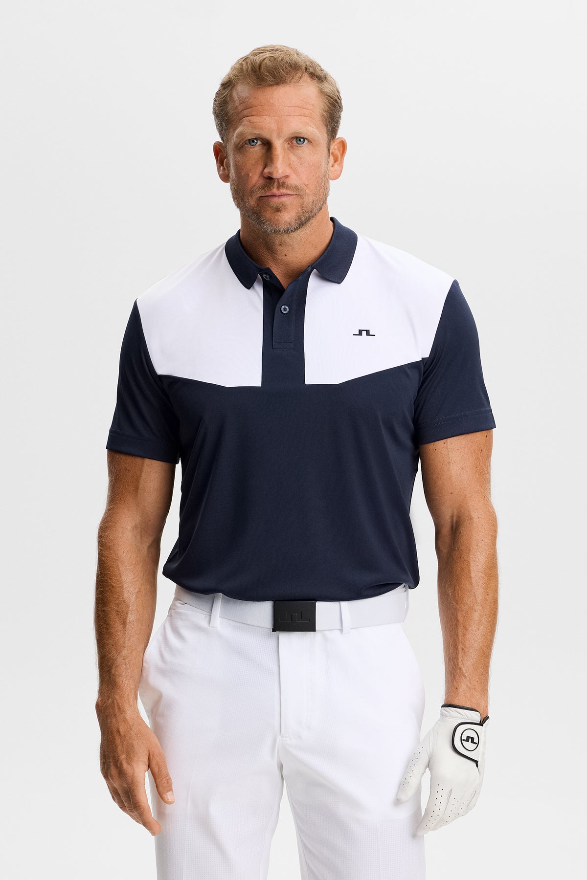 J.Lindeberg Calex Polo JL Navy – vooraanzicht met contrasterende borstpanelen en Bridge-logo