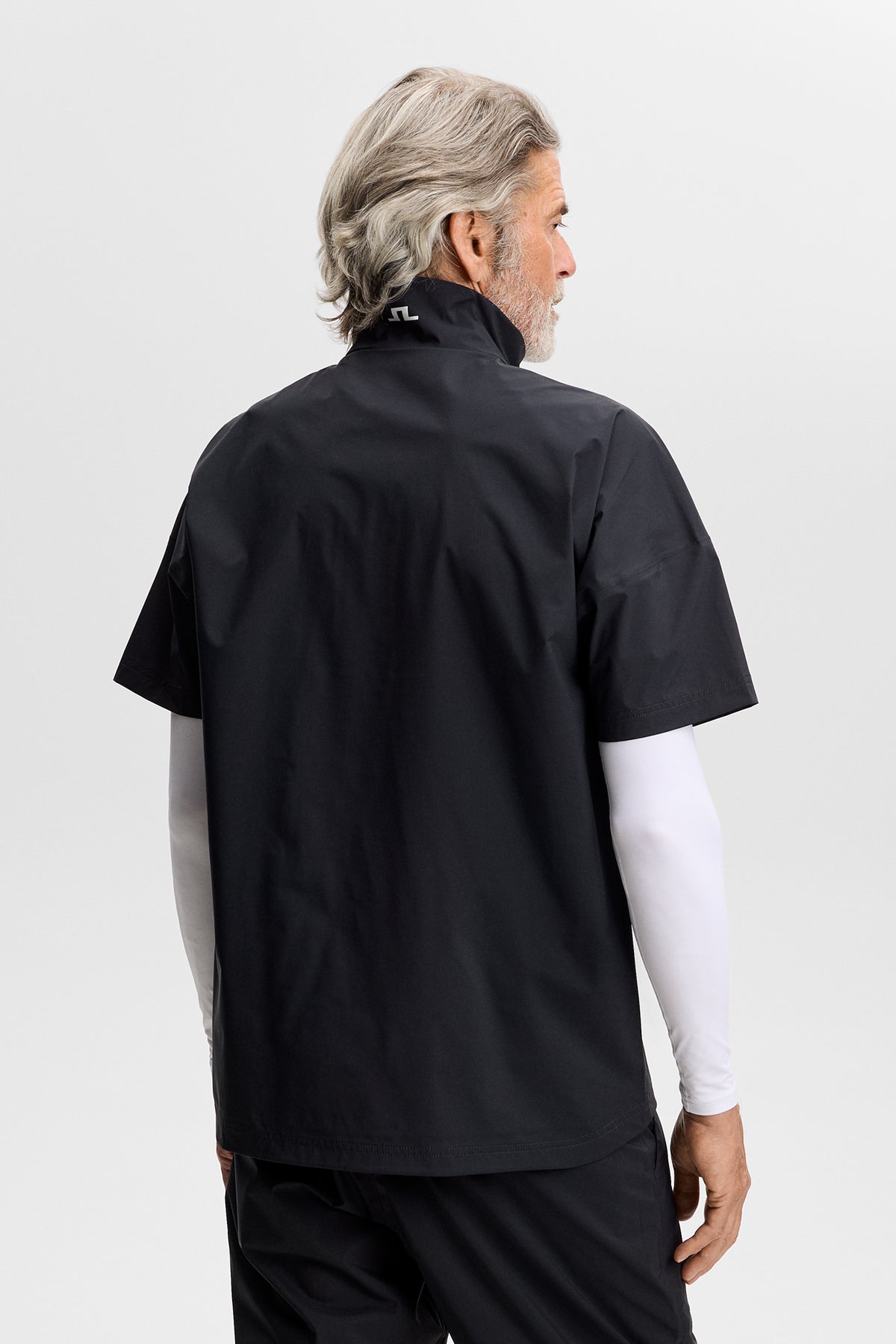 J.Lindeberg Shay Rain Shirt Zwart – zijaanzicht met gestroomlijnd silhouet en branding