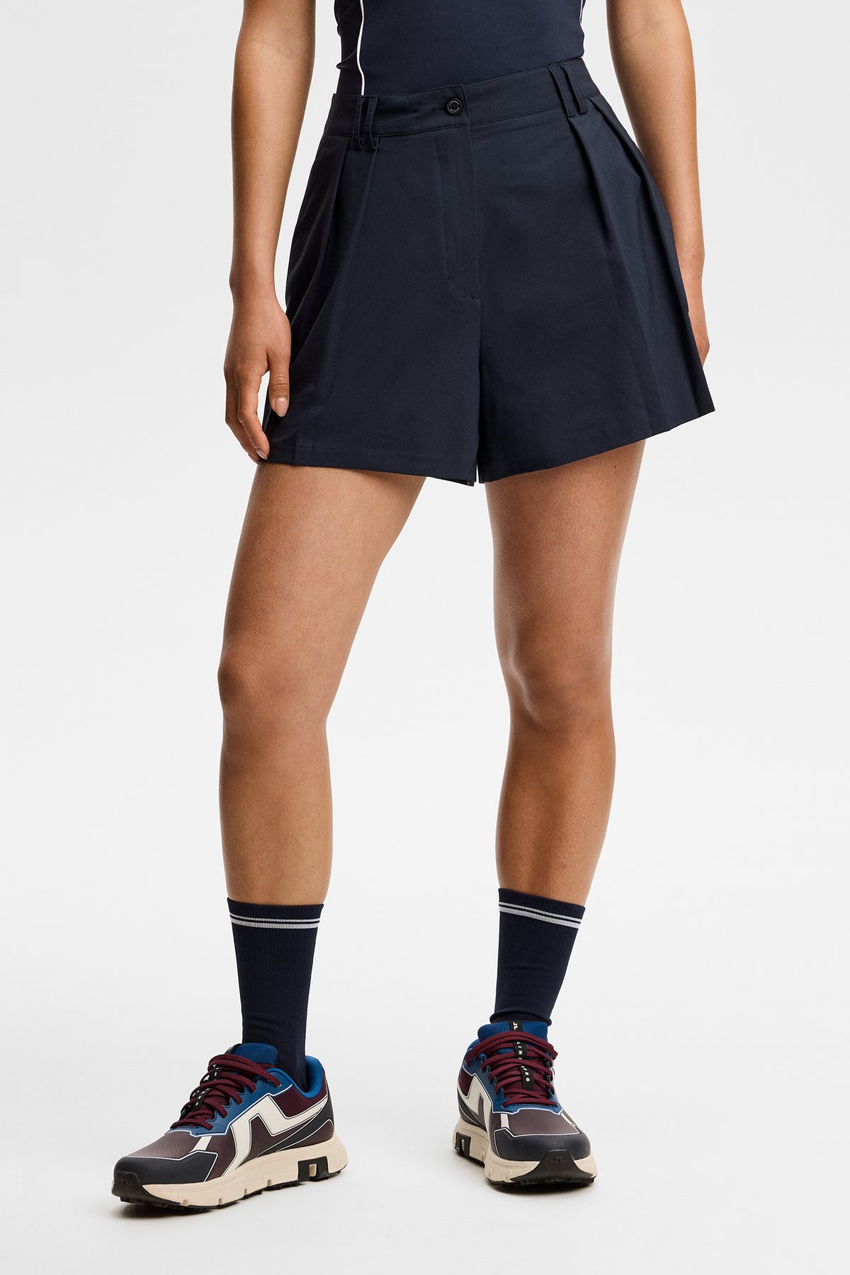 J.Lindeberg Carmen Shorts JL Navy – vooraanzicht met hoge taille en plooien aan de voorkant