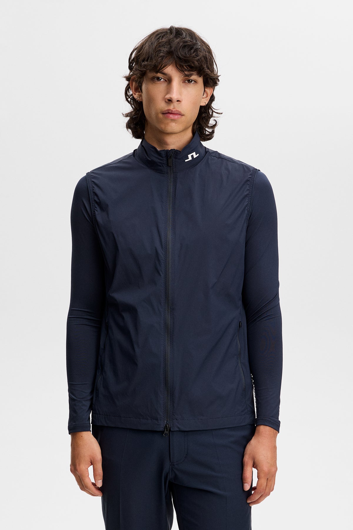 J.Lindeberg Tour Tech Packable Vest JL Navy – vooraanzicht op de baan