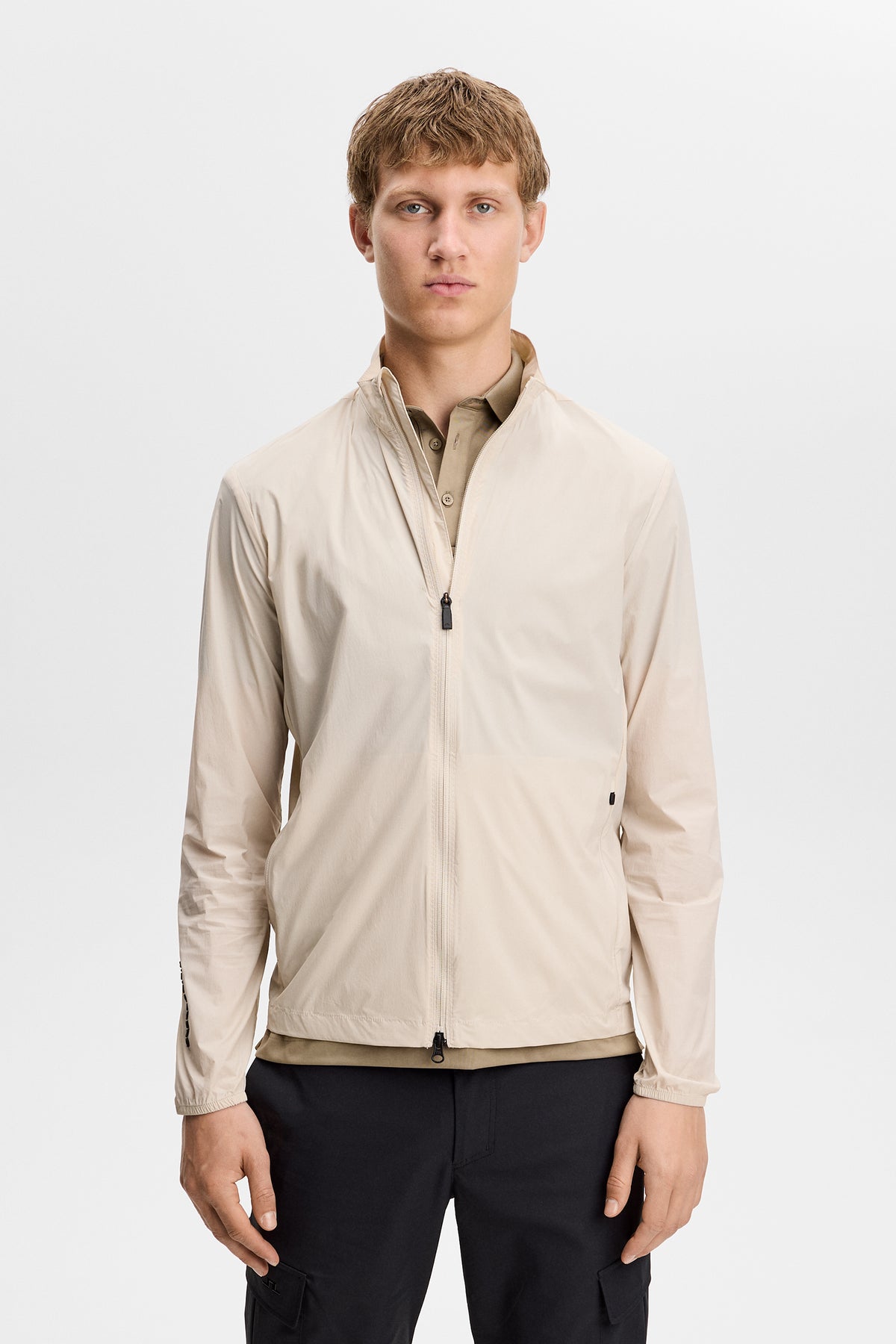 J.Lindeberg Tour Tech Packable Jacket Moonbeam – detail voorkant met Flex Tech 2.0 stof en rits