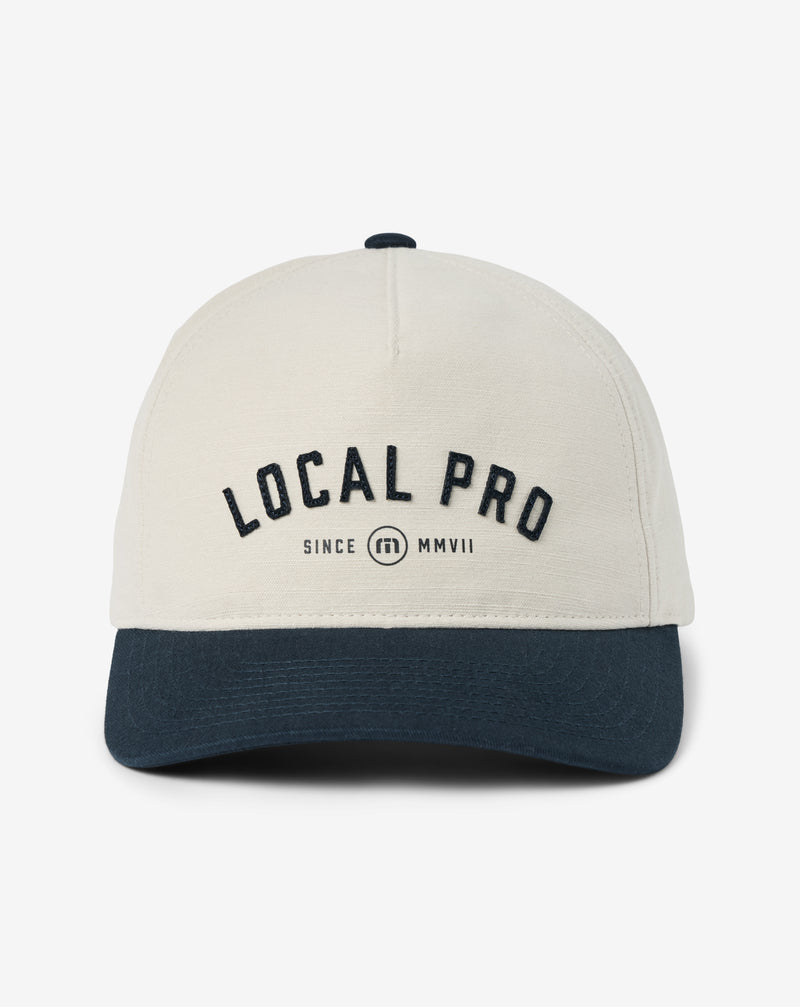 Travis Mathew Local Pro Snapback Hat – vooraanzicht, wit