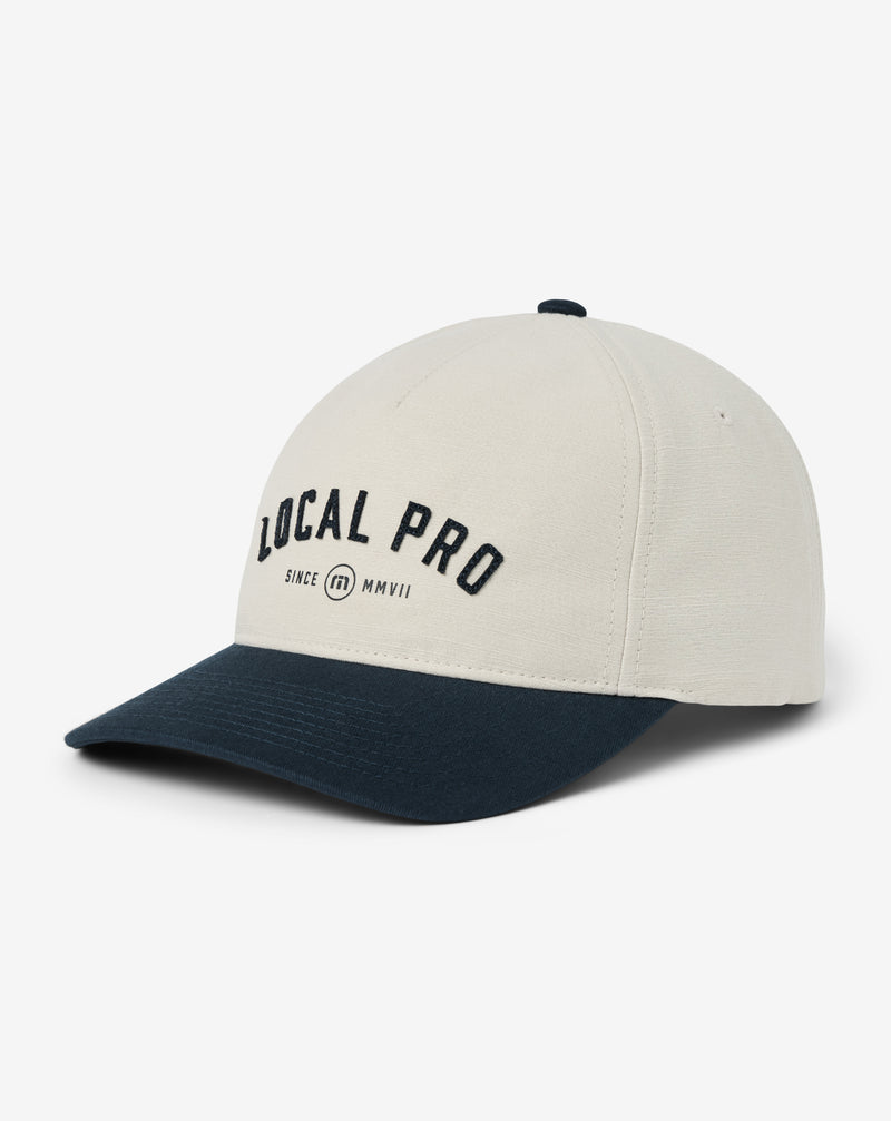 Travis Mathew Local Pro Snapback Hat – zijaanzicht, wit