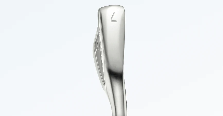 Triple Cut Sole ontwerp op Mizuno Pro M-13 ijzers voor consistente interactie met de ondergrond